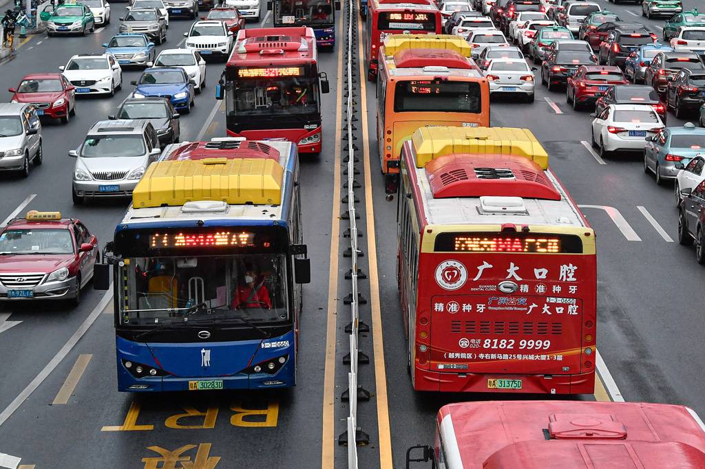 Na China, um único infectado transmitiu coronavírus a 24 pessoas num ônibus