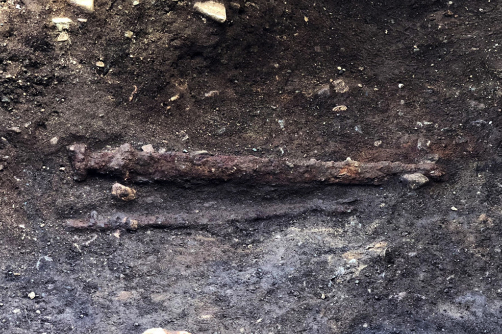 Espada viking de 1.200 anos &eacute; encontrada na Noruega