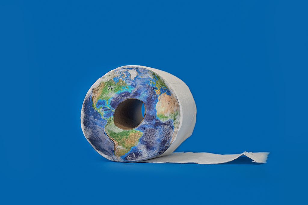 Vista lateral de um rolo de papel higiênico, um pouquinho desenrolado, com o planeta terra pintado.