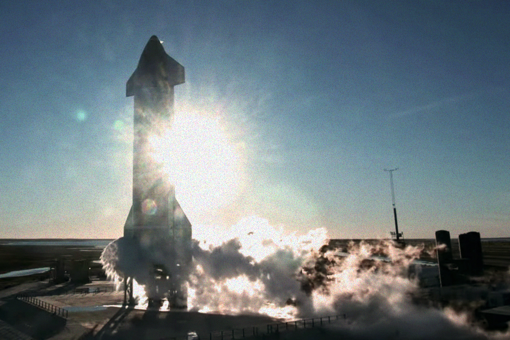 Starship na plataforma de lançamento.