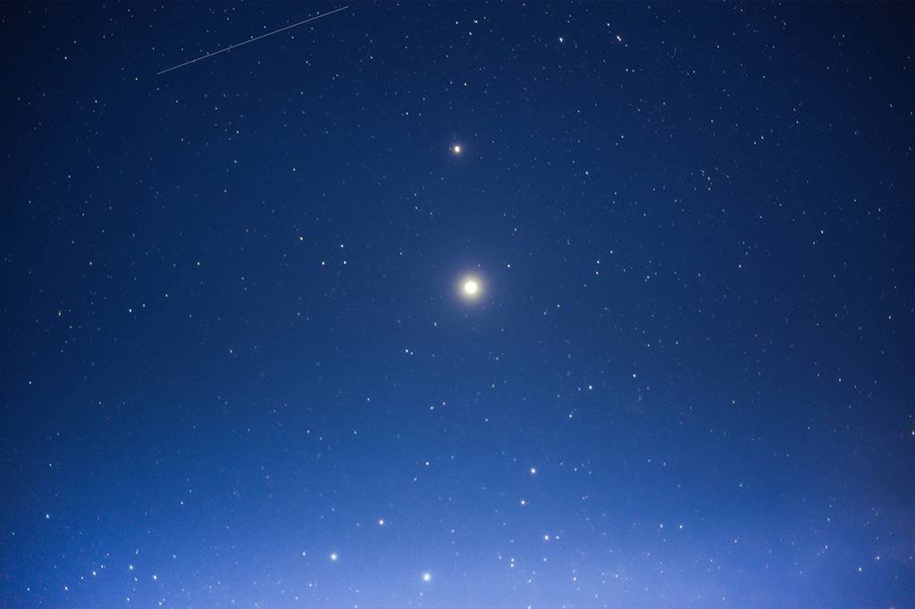 Alinhamento entre Júpiter e Saturno acontece nesta segunda-feira