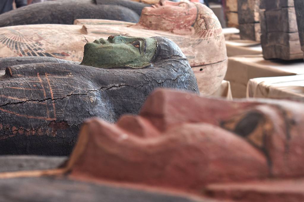 Arqueólogos desenterram 50 sarcófagos na necrópole de Saqqara, no Egito