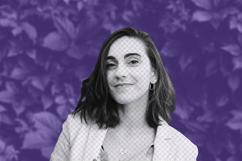 Foto de Lucia Neco recortada e em preto e branco, sobre um fundo roxo com algumas folhagens.