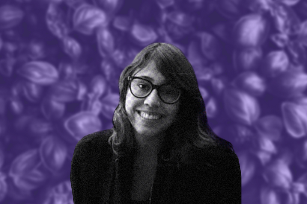 Foto de Fernanda Almerón recortada e em preto e branco, sobre um fundo roxo com algumas folhagens.