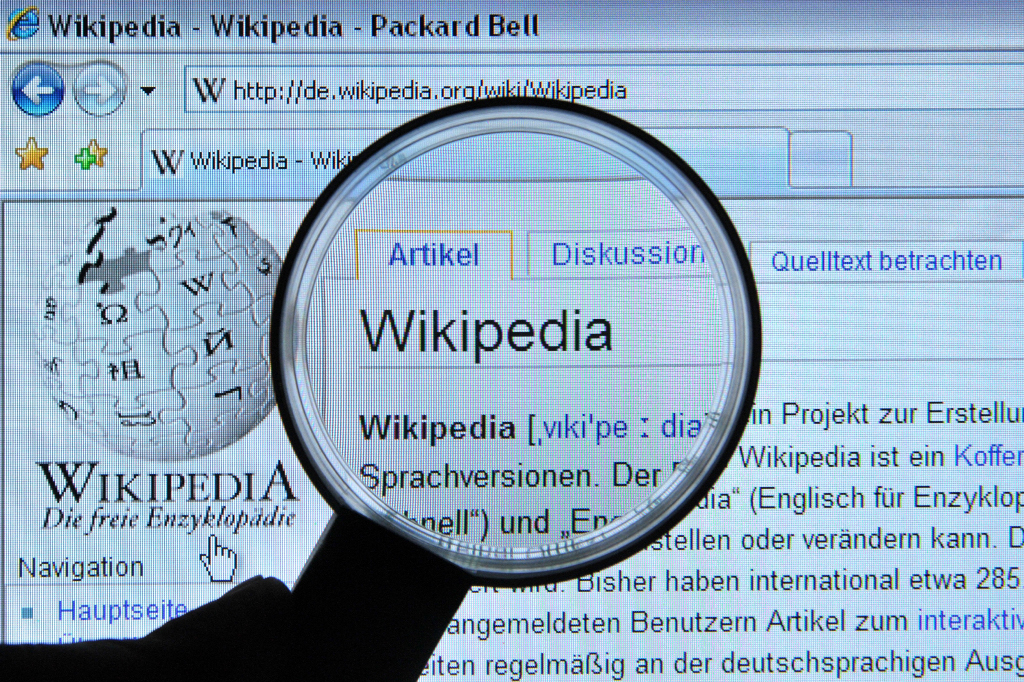 Qual foi o primeiro verbete da Wikipedia?