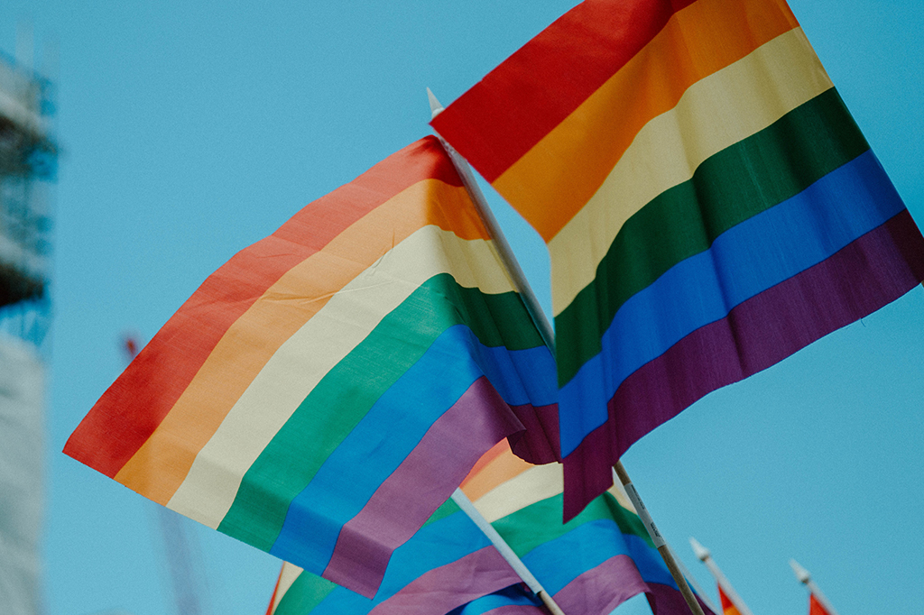 Bandeiras do do arco-íris, símbolo do orgulho LGBT.