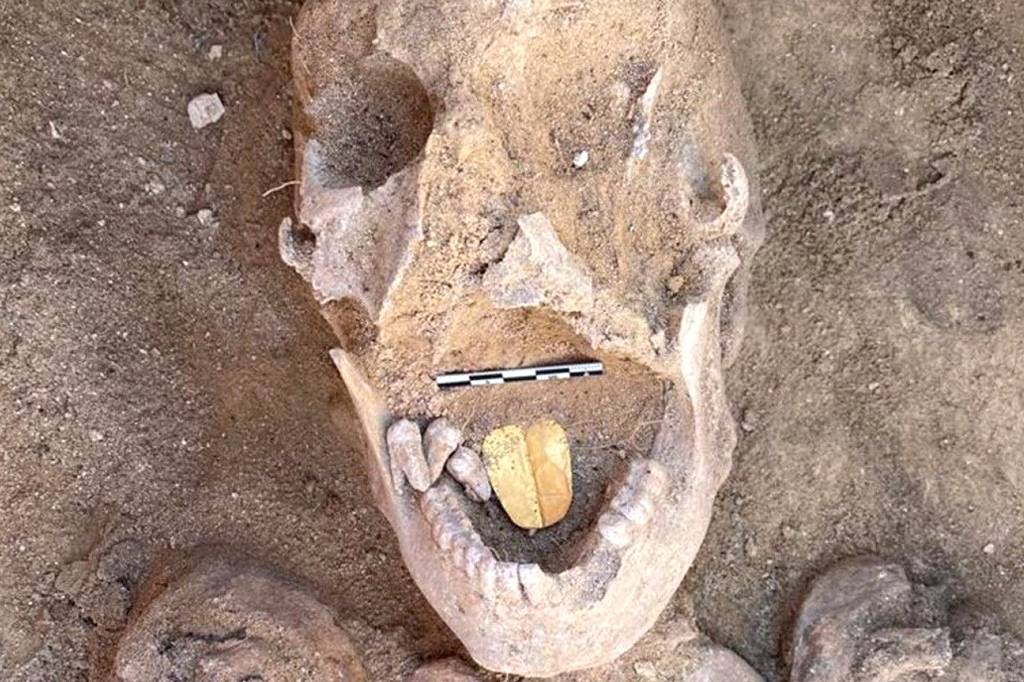 Arqueólogos encontram múmia com “língua” de ouro no Egito