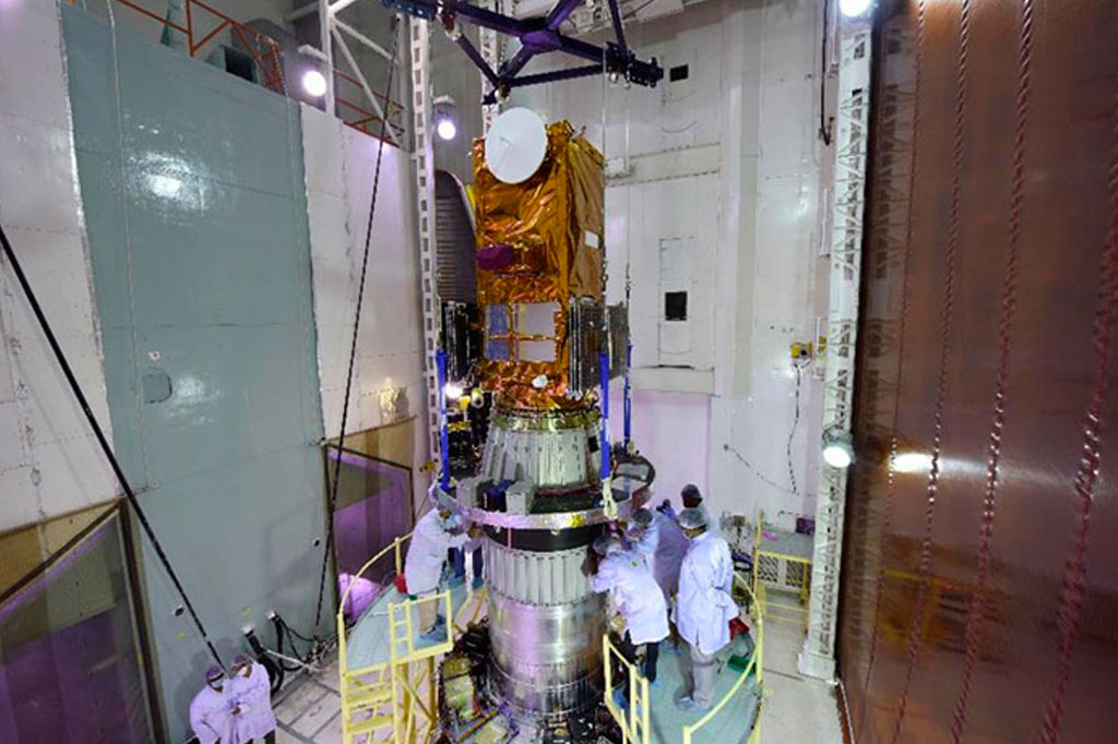 Amazonia 1 sendo integrado ao PSLV.