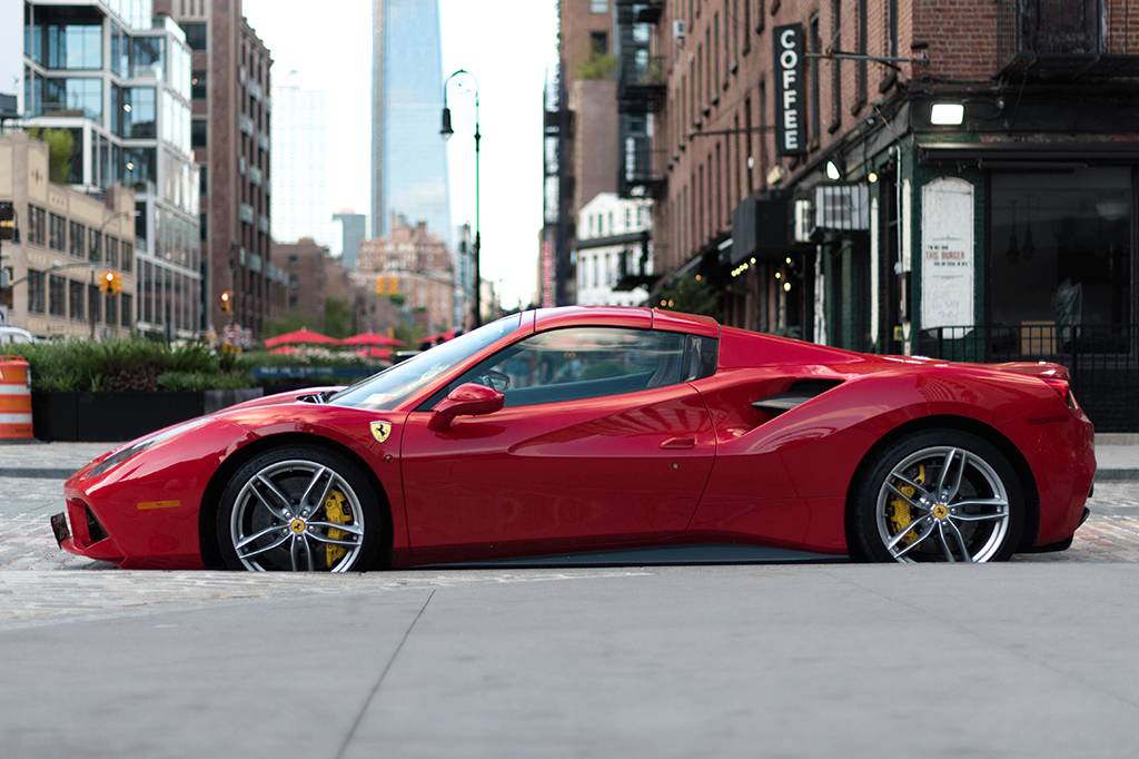 Como uma pessoa muito rica paga uma Ferrari?