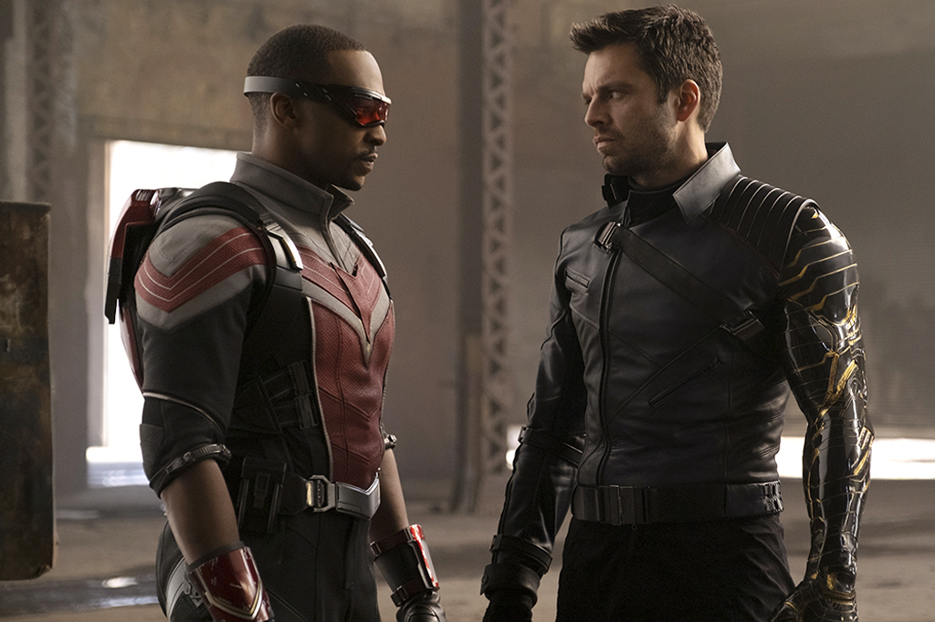 Anthony Mackie e Sebastian Stan em seus uniformes para a série 'Falcão e o Soldado Invernal'.