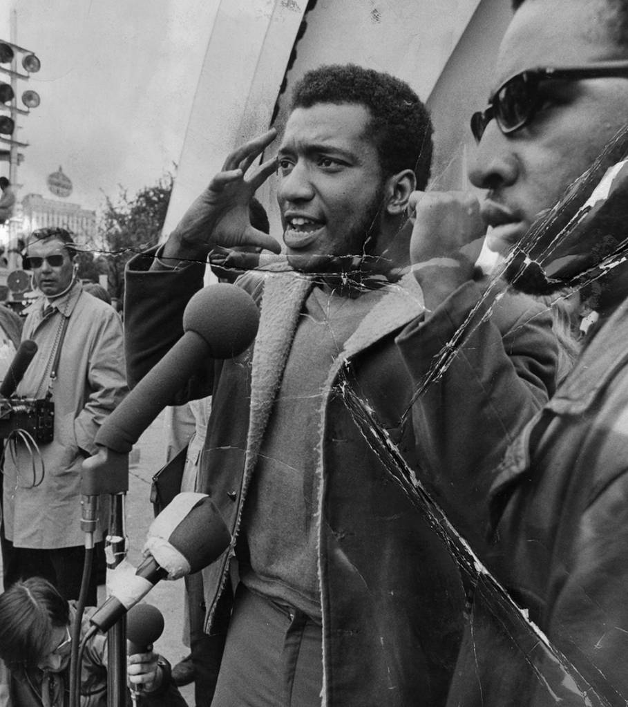 Foto de Fred Hampton falando em um comício no Grant Park, em Chicago, em setembro de 1969.