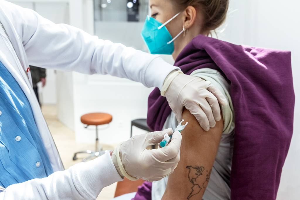 Vacina da Pfizer se mostrou segura e eficaz em adolescentes entre 12 e 15 anos