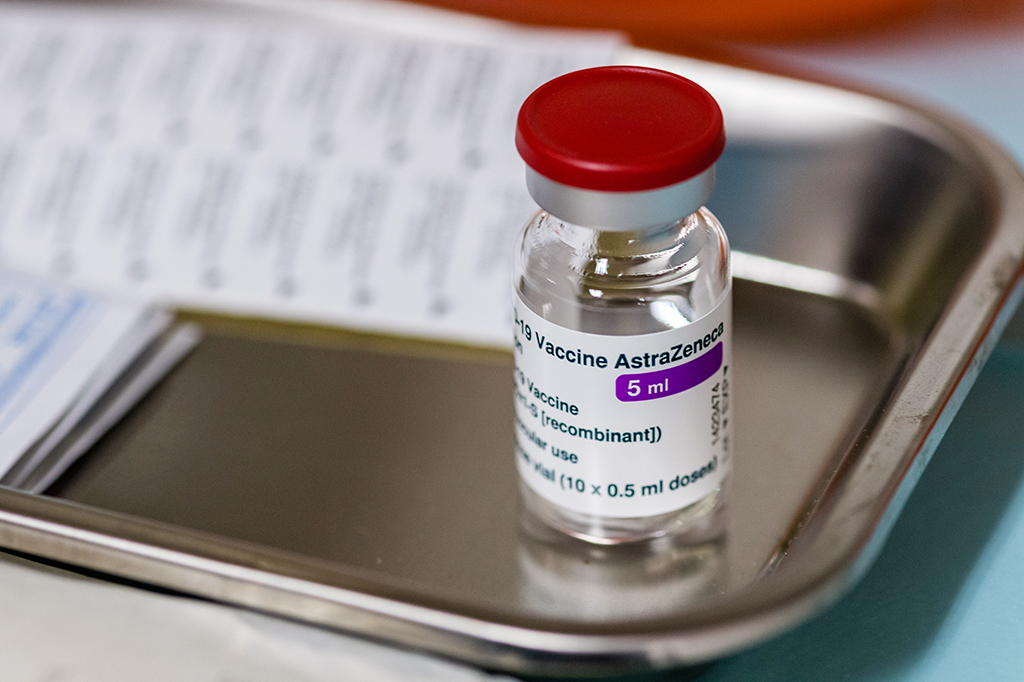 Uma ampola da vacina AstraZeneca.