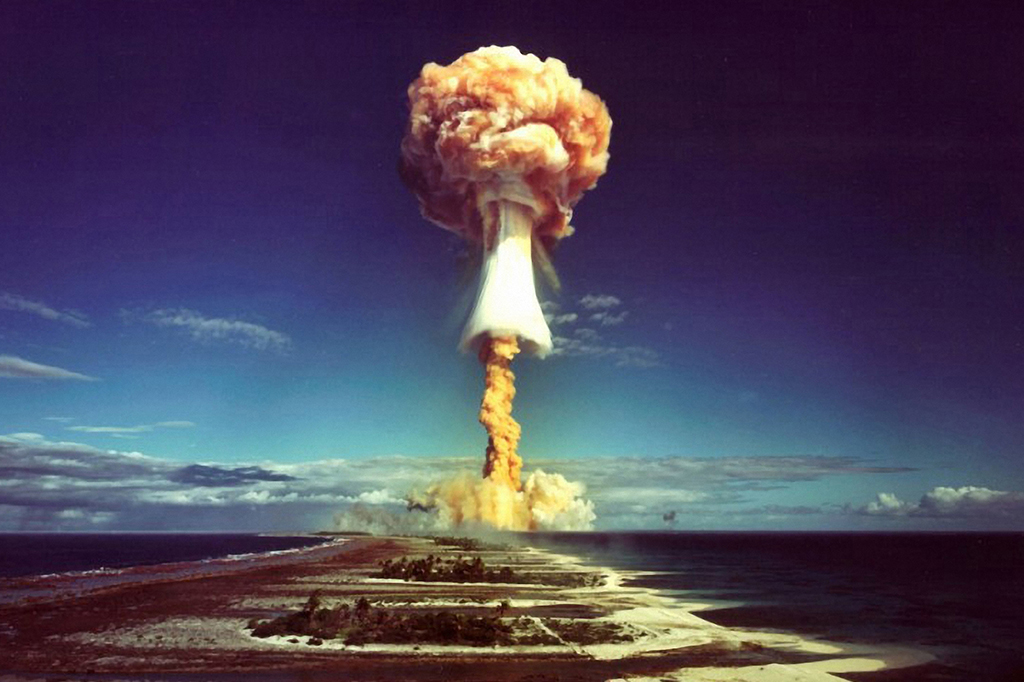 Uma nuvem em forma de cogumelo após a explosão de uma bomba atômica francesa sobre o atol de Mururoa, em 1971.