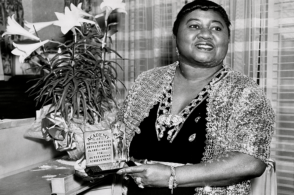 Hattie McDaniel segurando seu Academy Awards, pelo filme 