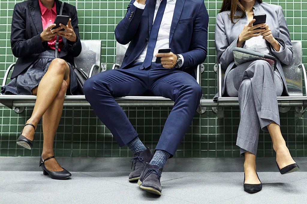 Verificar o celular é tão contagiante quanto bocejar, sugere estudo