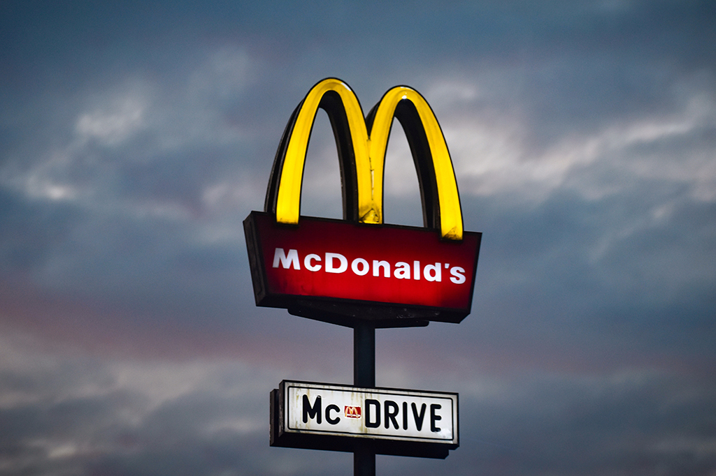 Foto do letreiro do McDonald's.