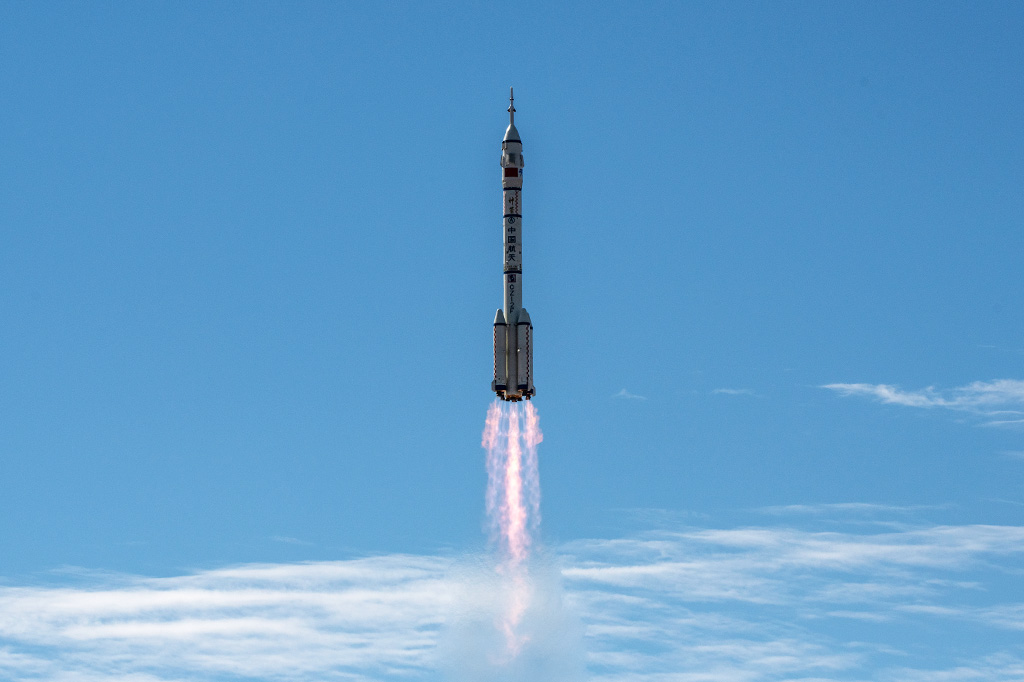 China envia primeiros astronautas para a construção de sua nova estação espacial