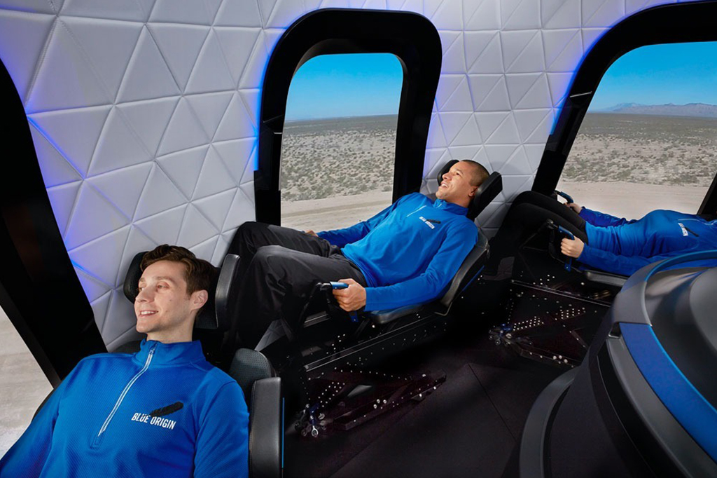 Tripulantes dentro da nave da Blue Origin.