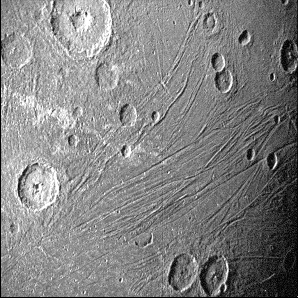 Primeiras imagens de Ganymede, a lua de Júpites feitas pela a espaçonave Juno.