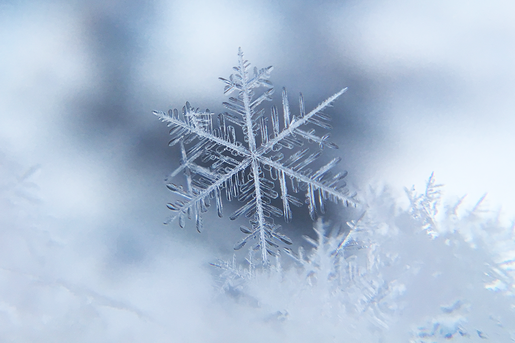 Se o gelo é transparente, por que a neve é branca?