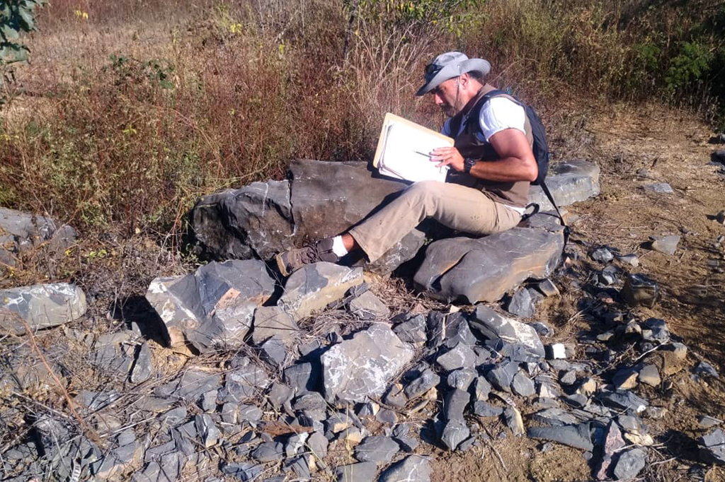 serviço geológico 2 Pesquisador do Serviço Geológico do Brasil (SGB-CPRM) no local do afloramento dos fósseis.