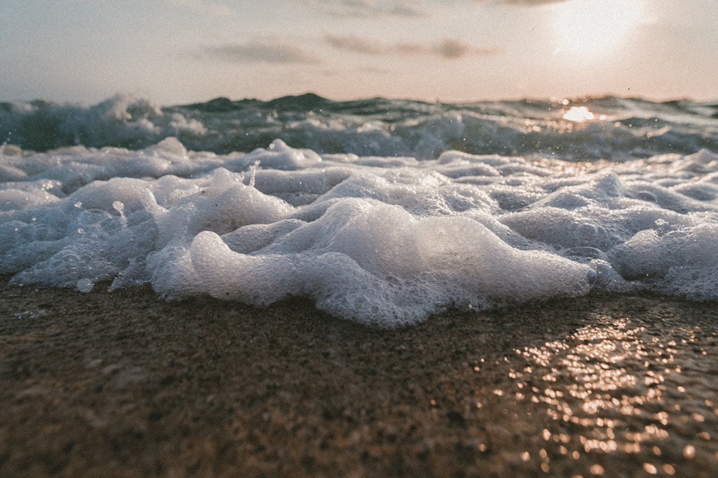 Por que a água do mar forma espuma?