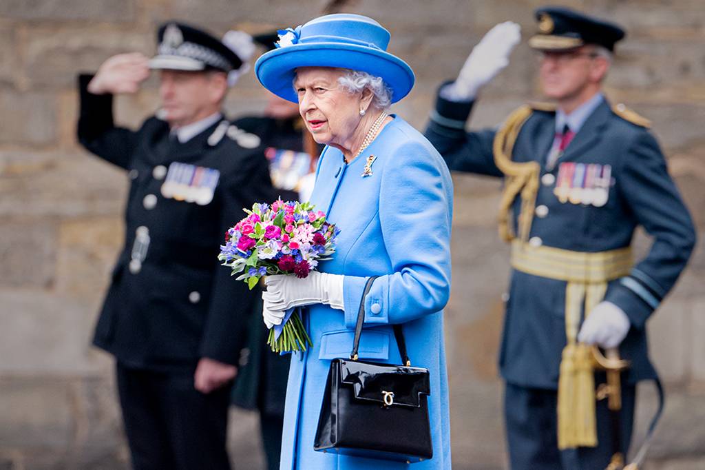 O que há dentro da bolsa da rainha Elizabeth 2ª?