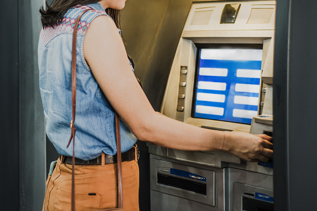 Golpe usa celular para hackear caixa eletrônico