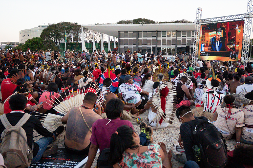 indígenas protestando em frente ao supremo tribunal federal