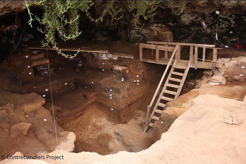 Cientistas encontram evidências de produção de roupas por humanos há 120.000 anos Imagem da caverna Contrebandiers na costa atlântica do Marrocos, local onde as ferramentas e ossos foram encontrados.