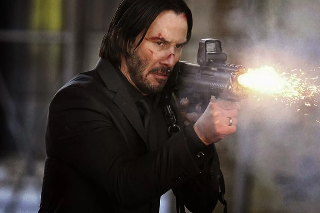 Quais as regras para o uso de armas em sets de filmagem Cena do filme John Wick com o personagem disparando uma escopeta.