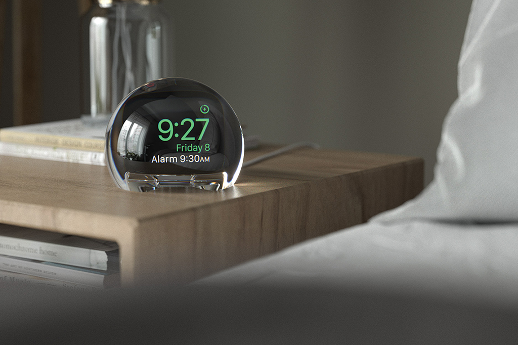 Foto do dock NightWatch em cima de uma mesa de cabeceira