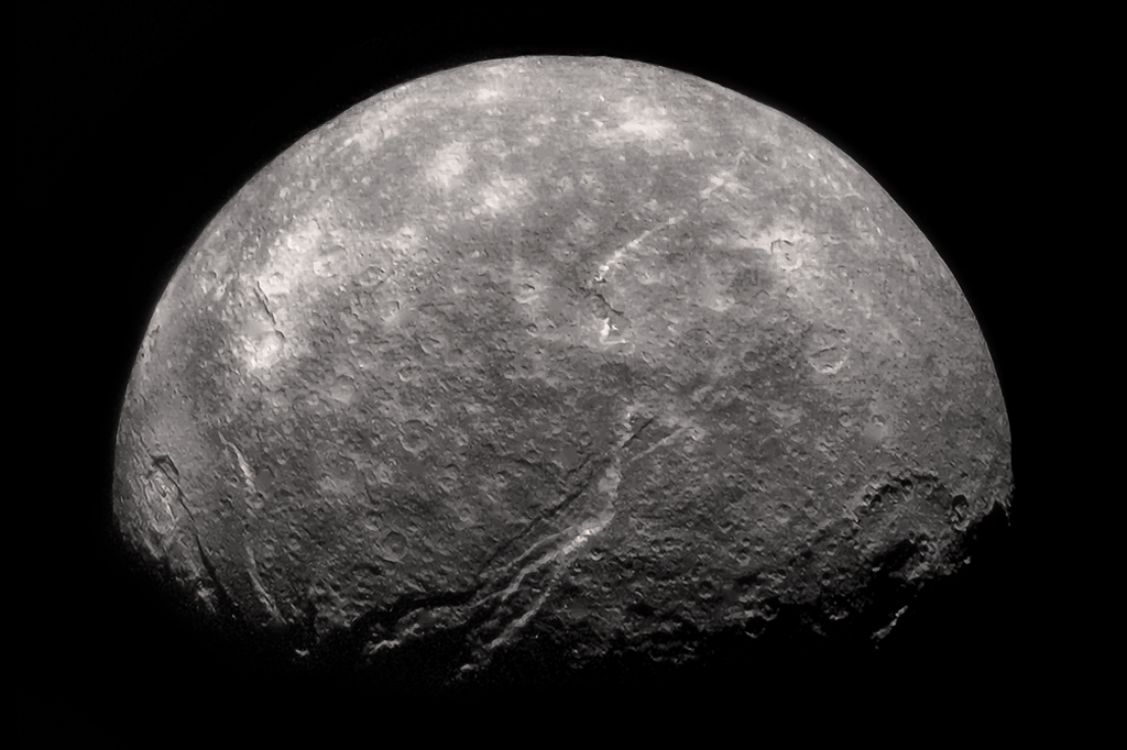 Imagem de uma das luas de Urano, Oberon.