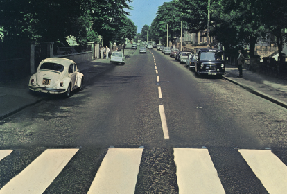 Foto da capa do álbum Abbey Road sem os Beatles na faixa de pedestres.