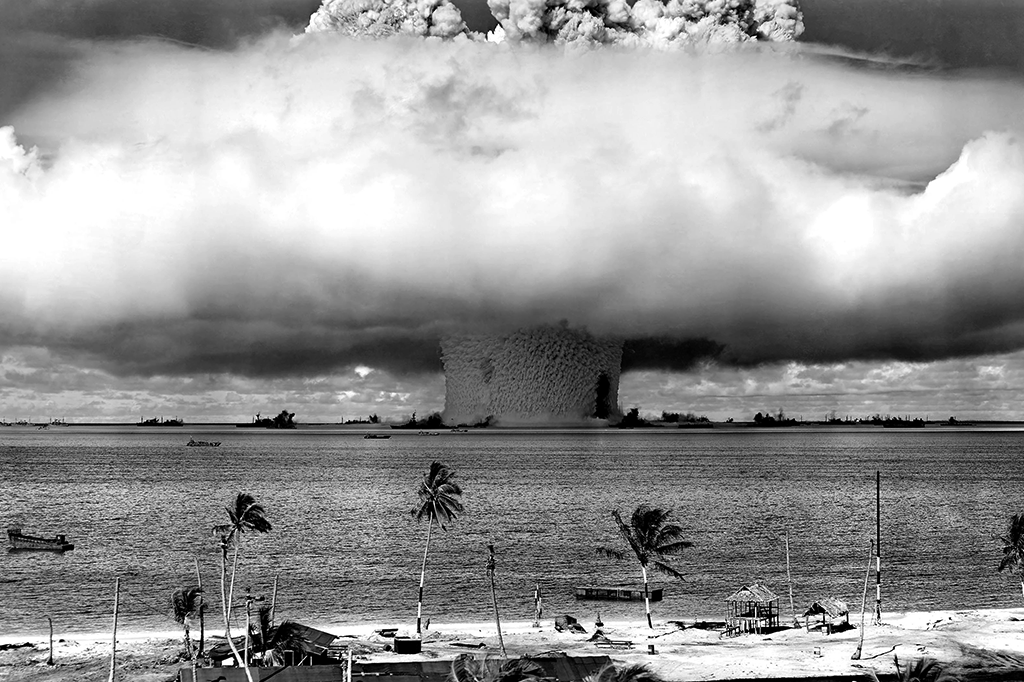 Quais foram as consequências ambientais dos testes nucleares realizados no Atol de Bikini?