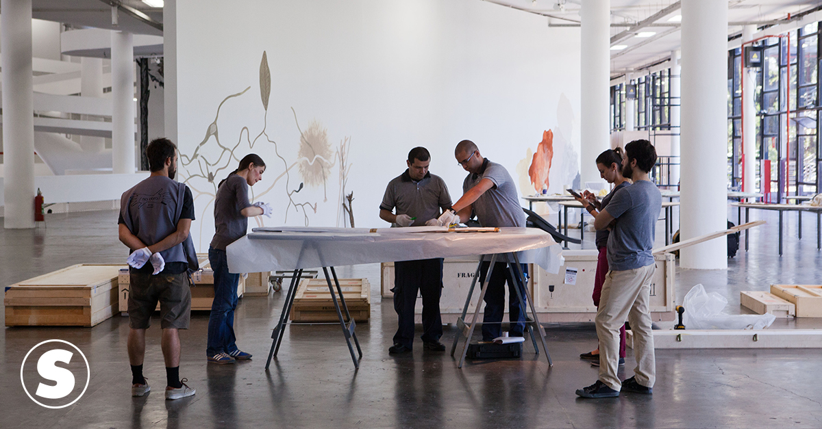 Equipe de montagem retira obra de Edward Krasiński da embalagem de transporte. 25/08/2014.
