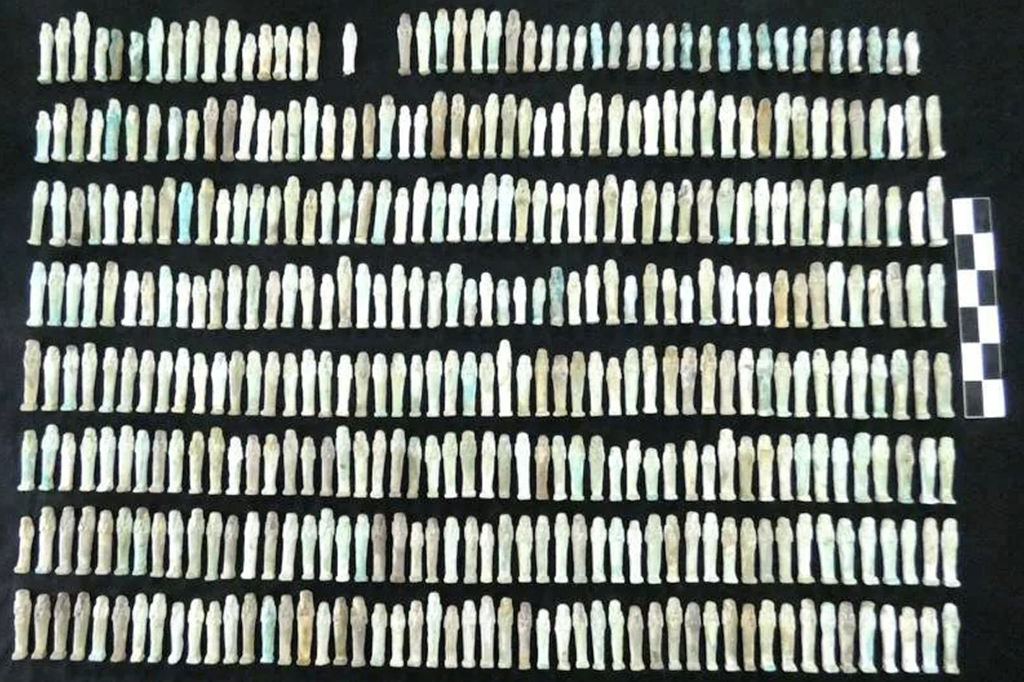 Múmias com língua de ouro são escavadas em tumbas de 2500 anos no Egito 3 Centenas de miniaturas de sarcófagos encontradas.