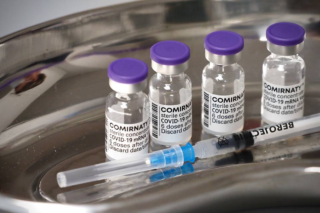 Vacina da Pfizer neutraliza variante Omicron com três doses, afirma empresa
