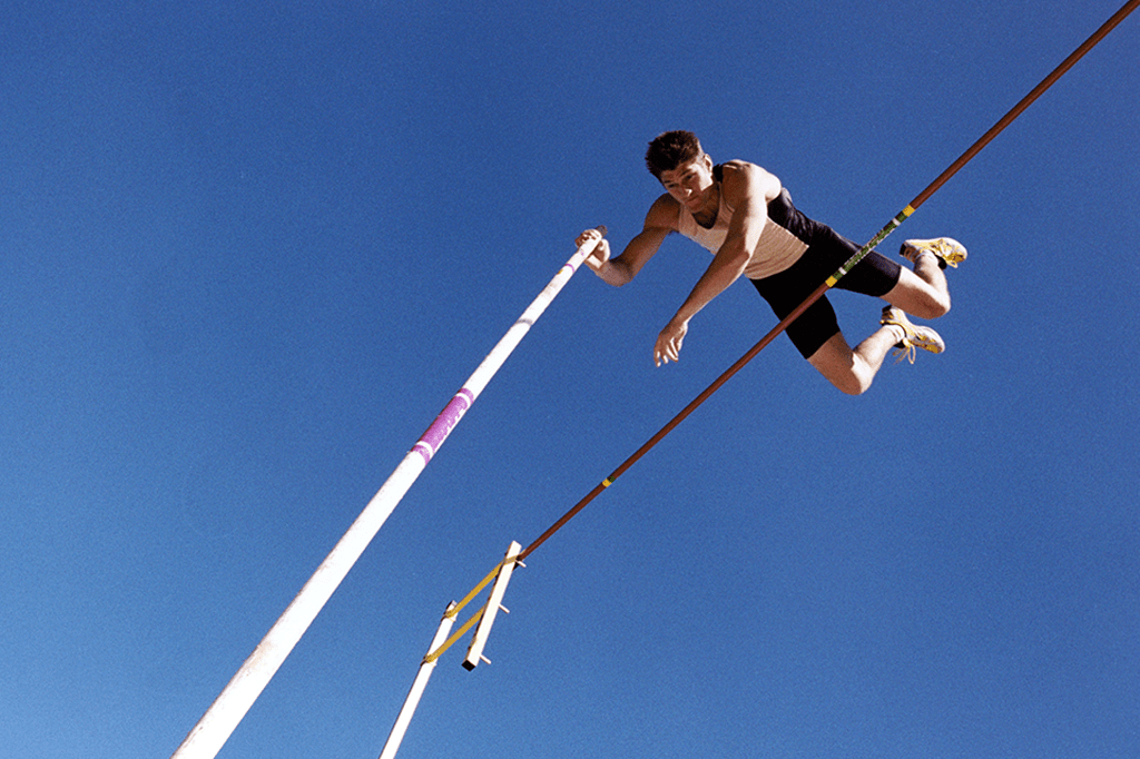 Foto de um homem praticando salto em altura.