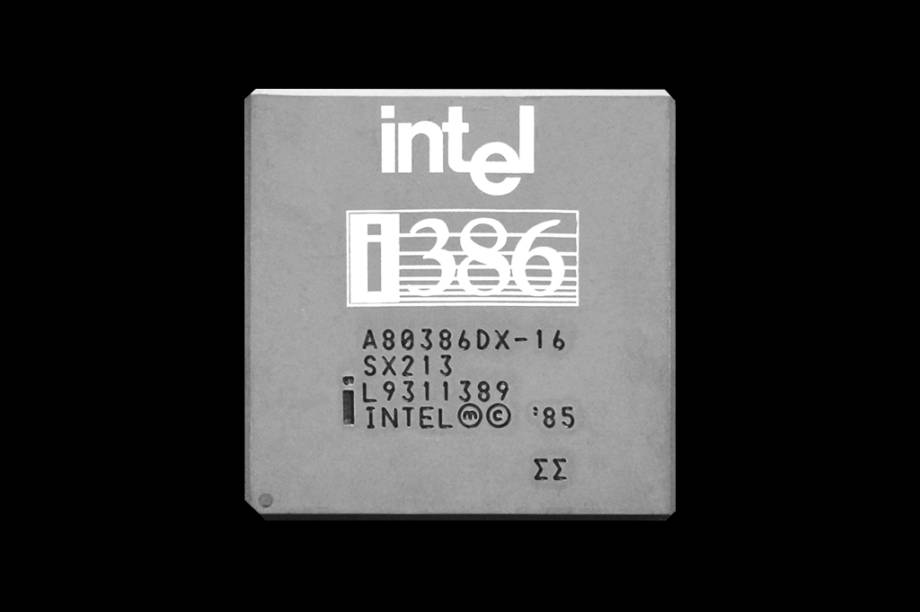 Processador: Intel 80386. Ano: 1985. Tecnologia de produ&ccedil;&atilde;o: 1 micr&ocirc;metro. N&uacute;mero de circuitos: 275 mil. Primeiro chip capaz de executar o ambiente gr&aacute;fico Windows (que rodava sobre o sistema operacional MS-DOS e tinha uma interface gr&aacute;fica com mouse e &iacute;cones, como no Mac).