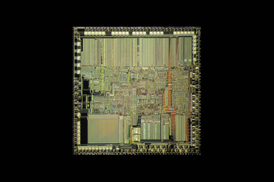 Processador: Intel Pentium. Ano: 1993. Tecnologia de produ&ccedil;&atilde;o: 800 nan&ocirc;metros. N&uacute;mero de circuitos: 3,1 milh&otilde;es. A evolu&ccedil;&atilde;o da litografia quebra uma barreira &ndash; e rende o primeiro chip com transistores menores do que 1 micr&ocirc;metro.