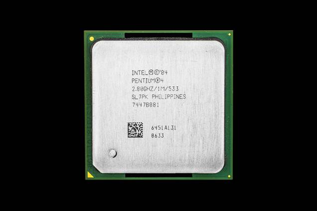 Processador: Intel Pentium 4. Ano: 2004. Tecnologia de produção: 90 nanômetros. Número de circuitos: 125 milhões. A China atualmente está nesse patamar: como os EUA não permitem que ela compre as máquinas de litografia mais avançadas, os chineses são forçados a usar "impressoras de chips" que eles mesmos desenvolveram - e só conseguem fazer CPUs de 90 nanômetros, como o antigo Pentium 4. Processador: Intel Pentium 4. Ano: 2004. Tecnologia de produção: 90 nanômetros. Número de circuitos: 125 milhões. A China atualmente está nesse patamar: como os EUA não permitem que ela compre as máquinas de litografia mais avançadas, os chineses são forçados a usar "impressoras de chips" que eles mesmos desenvolveram - e só conseguem fazer CPUs de 90 nanômetros, como o antigo Pentium 4.