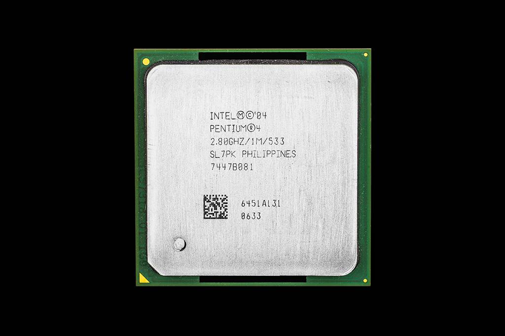 Processador: Intel Pentium 4. Ano: 2004. Tecnologia de produ&ccedil;&atilde;o: 90 nan&ocirc;metros. N&uacute;mero de circuitos: 125 milh&otilde;es. A China atualmente est&aacute; nesse patamar: como os EUA n&atilde;o permitem que ela compre as m&aacute;quinas de litografia mais avan&ccedil;adas, os chineses s&atilde;o for&ccedil;ados a usar "impressoras de chips" que eles mesmos desenvolveram - e s&oacute; conseguem fazer CPUs de 90 nan&ocirc;metros, como o antigo Pentium 4.