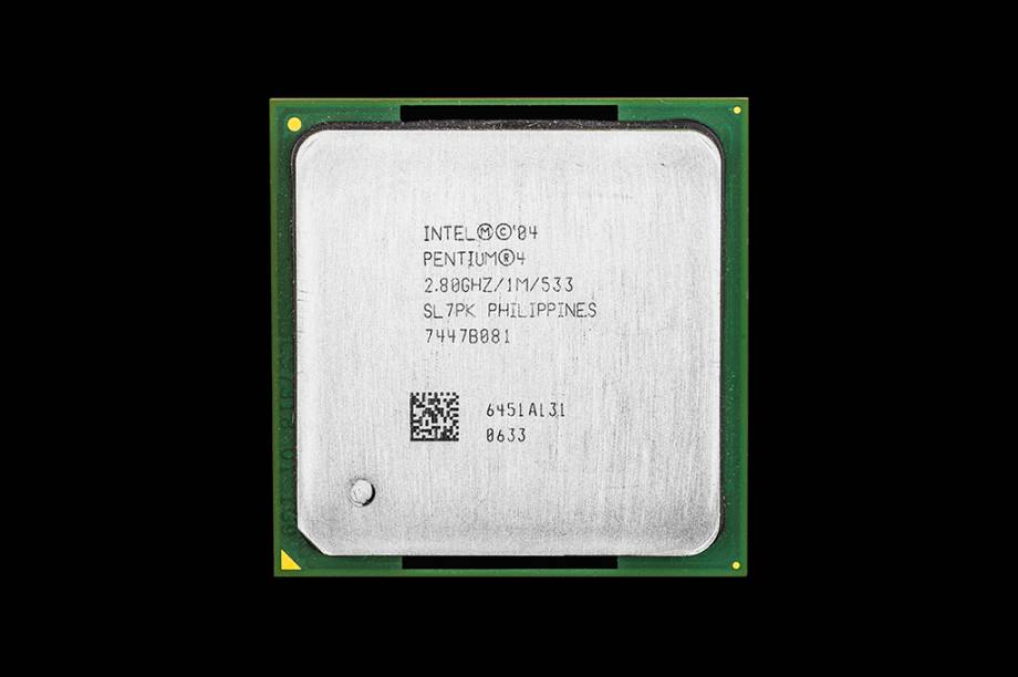 Processador: Intel Pentium 4. Ano: 2004. Tecnologia de produ&ccedil;&atilde;o: 90 nan&ocirc;metros. N&uacute;mero de circuitos: 125 milh&otilde;es. A China atualmente est&aacute; nesse patamar: como os EUA n&atilde;o permitem que ela compre as m&aacute;quinas de litografia mais avan&ccedil;adas, os chineses s&atilde;o for&ccedil;ados a usar "impressoras de chips" que eles mesmos desenvolveram - e s&oacute; conseguem fazer CPUs de 90 nan&ocirc;metros, como o antigo Pentium 4.