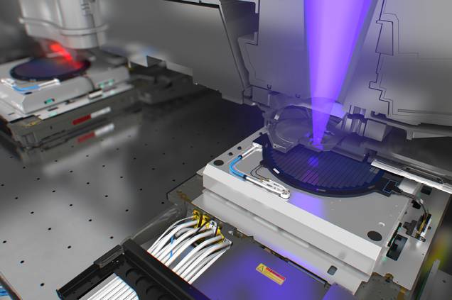 O movimento - A bandeja da máquina se movimenta, deslocando o wafer em movimentos ultraprecisos – para que a luz vá imprimindo dezenas de chips, um ao lado do outro, na placa de silício. O movimento - A bandeja da máquina se movimenta, deslocando o wafer em movimentos ultraprecisos – para que a luz vá imprimindo dezenas de chips, um ao lado do outro, na placa de silício.