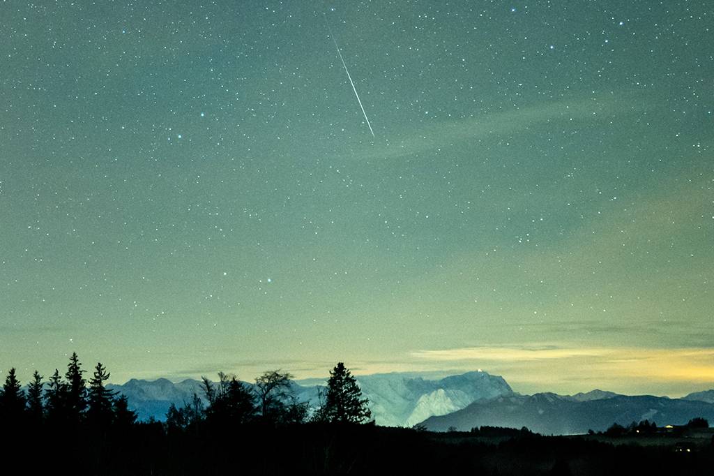 Quanta massa um meteoro perde ao entrar na atmosfera terrestre?