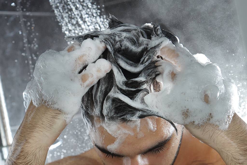 Por que shampoo de adulto não pode ser como o das crianças, que não arde os olhos?