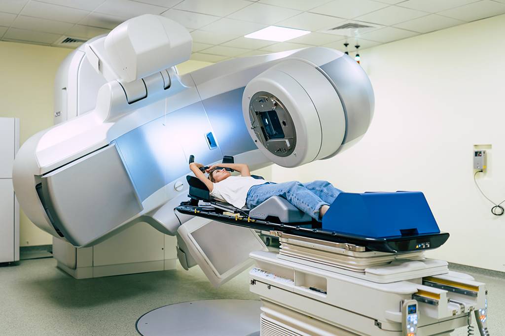 Se a radiação pode causar câncer, por que a radioterapia é usada contra o câncer?