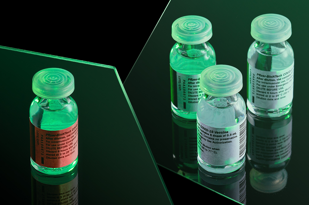 Jogo de espelhos com ampolas representando a quarta dose contra Covid.